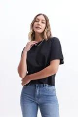 Remera de corte oversize y estilo cropped, confeccionada en algodón. Presenta cuello redondo y mangas cortas, con un diseño amplio y relajado.