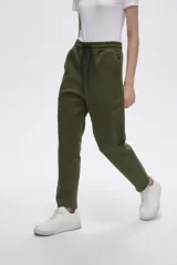 Pantalón tipo babucha de algodón con interior de felpa, color verde militar, con cintura elástica ajustable mediante cordón y puños rectos.