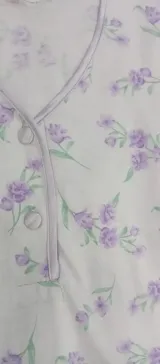 Camisón de manga corta con estampado floral en tonos celestes y azules, cuello en V con tapeta de botones frontal.