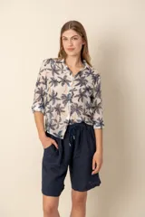 Bermuda de lino negra con cintura elastizada y cordón ajustable.