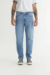 Pantalón de jean celeste, corte recto, con bolsillos delanteros y traseros.