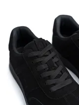Championes urbanos modelo Mosca, confeccionados en ecogamuza color verde militar con cordones al tono y suela de goma liviana.