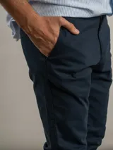 Pantalón corte chino de gabardina color azul marino, con ajuste regular fit y bolsillos laterales.