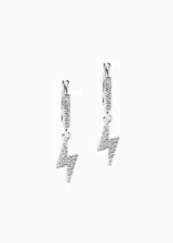 Par de aros dorados tipo argolla con incrustaciones de circonitas y dije colgante de rayo con circonitas.