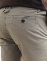 Bermuda color verde con bolsillos laterales y traseros.