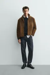 Jeans de corte slim fit en color azul oscuro, con diseño de cinco bolsillos, cierre frontal con cremallera y botón, y tejido ligeramente elástico.