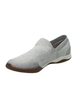 Sneaker slip-on de tejido transpirable en color gris, con diseño ergonómico, entresuela de EVA para amortiguación y suela de goma con tracción.