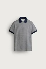Chomba de punto con diseño de micro rayas horizontales en color azul marino y blanco, con cuello solapa y puños en contraste.