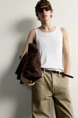 Musculosa blanca de corte regular fit en tejido ligero de algodón, con cuello redondo amplio y diseño de doble capa en los acabados a tono.