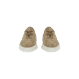 Championes Fear Of God modelo 101, confeccionados en gamuza color caqui con suela gruesa de goma blanca translúcida y cordones tonales.