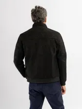 Campera de estilo casual confeccionada en tejido suave con textura tipo gamuza. Presenta cuello alto, cierre frontal, bolsillos laterales y bolsillos frontales con solapa. Incluye detalles de costuras en las mangas y terminaciones elastizadas en puños y cintura.