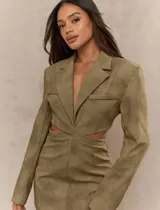 Vestido corto color marrón con corte tipo blazer, solapas y aberturas en la cintura.