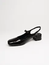 Zapatos tipo Mary Jane color negro con textura efecto cocodrilo, diseño destalonado, puntera cuadrada y taco ancho.