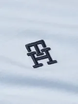 Remera celeste de algodón con cuello redondo y logo monograma TH bordado en el pecho.
