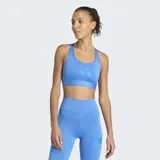Top deportivo Adidas de soporte ligero, color azul, con diseño de espalda cruzada y banda elástica inferior. Presenta el logo de la marca estampado en el frente y tecnología Aeroready para mayor transpirabilidad.