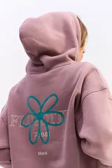 Buzo canguro negro con capucha regulable, bolsillo frontal y estampa gráfica en la espalda. Confeccionado en tejido de algodón y poliéster, con un fit relajado.