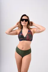 Conjunto de bikini con corpiño triangular con estampado abstracto en tonos violeta, rosa y negro, y bombacha tiro alto negra.