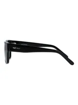 Lentes de sol unisex con marco rectangular de acetato de celulosa biodegradable en color negro y cristales polarizados con protección UV.