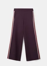 Pantalón de estilo deportivo en color bordó, de corte recto y holgado. Cuenta con bolsillos laterales y franjas laterales dobles en color blanco y bordó.