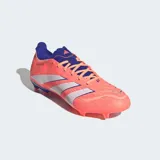 Championes de fútbol Adidas Predator League para terreno firme/multiterreno, color naranja coral con tres franjas blancas y detalles en azul oscuro en el cuello y la suela. Presentan textura 3D y aletas Strikescale en el exterior.