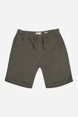 Bermuda jogger casual color verde militar, con cintura elástica y cordón ajustable. Cuenta con bolsillos laterales y un bolsillo trasero.