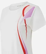 Remera deportiva de microfibra color blanco, con cuello redondo, mangas cortas y detalle de estampa lateral con ondas en tonos fucsia y violeta.