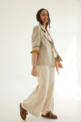 Pantalón wide leg de tiro medio con bolsillos delanteros y traseros, confeccionado en mezcla de lino y algodón.