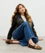 Zapatilla estilo Mary Jane de cuero con estampado animal print, punta redondeada y tira en el empeine con hebilla metálica dorada.