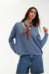 Sweater de tejido de punto con textura tipo esterilla, color azul piedra, con escote en V y mangas largas de corte holgado.