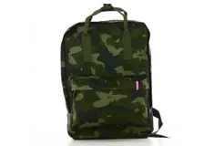 Mochila Topper con estampado camuflado en tonos verdes. Cuenta con un compartimento principal con cierre, un bolsillo frontal con cierre y detalle de etiqueta tricolor, además de asas superiores y correas ajustables para los hombros.