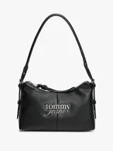 Cartera de hombro de poliuretano con acabado granulado y cierre de cremallera. Presenta una correa ajustable, un compartimento principal, un bolsillo interior con cremallera y el logo metálico de Tommy Jeans en la parte delantera.