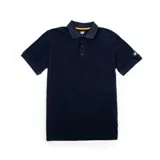 Remera tipo polo de manga corta color azul marino, confeccionada en algodón. Presenta cuello clásico, cierre frontal con tres botones y parche de silicona con el logo de la marca en la manga izquierda.