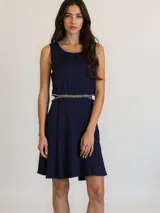 Vestido corto azul marino sin mangas, con cuello redondo y detalle de strass en cuello y cintura.