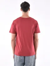 Remera de corte regular, cuello redondo y manga corta, en color beige liso.