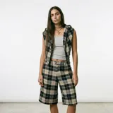 Bufanda con capucha integrada, confeccionada en tejido de lana a cuadros en tonos bordó, negro y beige, con bordes terminados en cuero sintético negro.