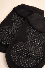 Medias soquete negras con talón descubierto y tiras cruzadas elásticas.