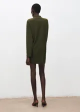 Vestido corto de punto en color verde oliva, con cuello alto y detalle de botones metálicos en el hombro. Presenta mangas largas y un corte recto y ajustado.