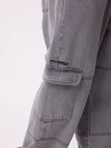 Jean cargo de corte wide leg en color gris lavado. Presenta bolsillos laterales con solapa, costuras reforzadas y diseño holgado.