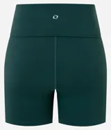 Bermuda deportiva de alta compresión, color verde oscuro, con cintura ancha doblada y detalle de bies lateral en color blanco.