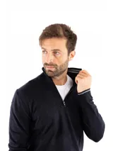 Sweater de punto color azul marino, de manga larga, con cuello alto y cierre frontal parcial. Presenta detalles de rayas delgadas en los puños y en el interior del cuello.