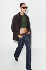 Camiseta cropped color amarillo, de corte slim fit, cuello redondo y manga corta.