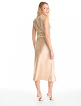 Vestido midi de satén color champagne con corte al bies y escote recto, acompañado por un top sin mangas de cuello alto cubierto de lentejuelas doradas con detalle drapeado en la cintura.