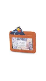 Tarjetero de símil cuero color beige con visor frontal transparente y ranuras para tarjetas.