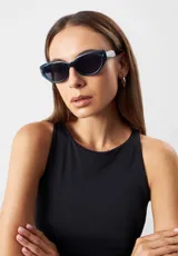 Lentes de sol con montura azul traslúcido y lentes grises.