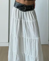 Falda larga blanca de algodón con cintura elástica y diseño escalonado.