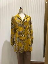 Blusón italiano largo de pana fina estampada con cuello camisero y cierre frontal con botones.