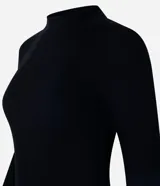 Blusa negra de rib de viscosa sostenible, con cuello alto y mangas largas.