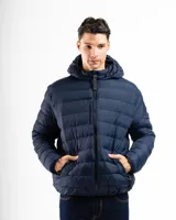 Campera acolchada tipo puffer color azul marino, con capucha integrada, cierre frontal completo y bolsillos laterales con cierre. Presenta puños y cintura con terminaciones elásticas.