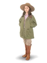 Campera tipo encerada de color verde oscuro, con cuello de corduroy marrón y forro interior con estampado a cuadros. Cuenta con cierre frontal y solapa con botones metálicos, bolsillos frontales con solapa y bolsillos calientamanos a la altura del pecho.