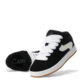 Championes de estilo urbano con diseño bicolor en negro y blanco, confeccionados en material tipo gamuza con cordones anchos blancos y suela de goma color caramelo.